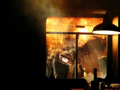 Қарағандыда демалыста жүрген полицей өртеніп жатқан пәтерден бес баланы алып шықты