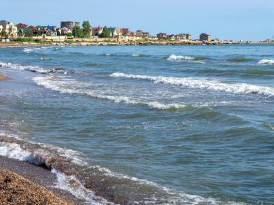 Каспийдің толқыны бойжеткенді үрмелі шеңберімен қоса теңіз ортасына әкетпек болды