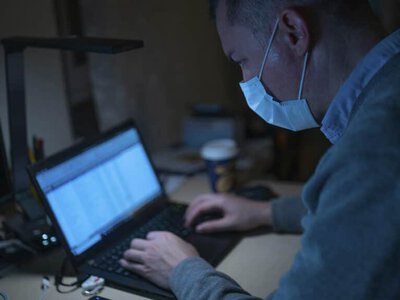 Жесір әйел ретінде танысқан ер адам ынтық жігіттен 2,5 млн теңге алған