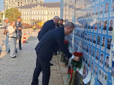 Әзербайжан СІМ басшысы Киевке барып, украин сарбаздары рухына тағзым етті