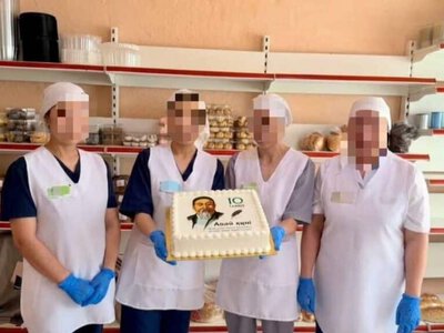 Түрмеде отырған әйелдер Абай Құнанбайұлы бейнесі салынған торт әзірледі