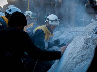 Колумбияда 36 сағат үйінді астында жатқан әйел тірі шықты