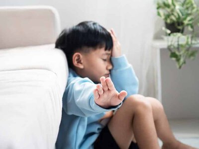 Тараздағы балабақшада аутизмі бар баланы тынығу кезінде байлап қойған