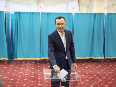 Мәулен Әшімбаев құрылтай сайлауында дауыс берді