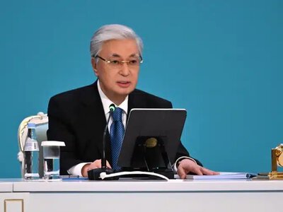 Бұл не масқара?: Тоқаев бір-бірін сүйіп амандасатындарды сынға алды