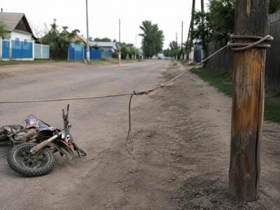 Риддерде 13 жастағы қыз жолға тартылған арқанға соғылып қаза болды
