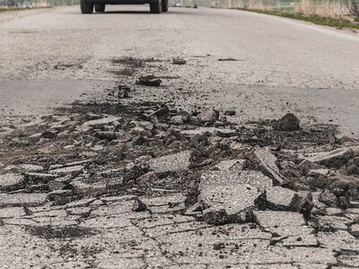 Қаскелеңде су құбыры жарылып, асфальт ойылып кетті