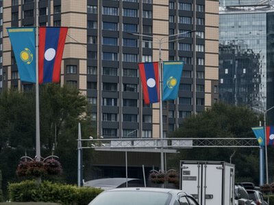 Кептеліс пен көшедегі тулар: Алматы Лаос президентін қарсы алуға дайындалып жатыр