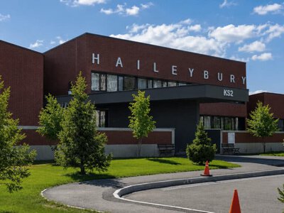 Қазақстандағы ең қымбат Haileybury Astana мектебі қанша табыс табады