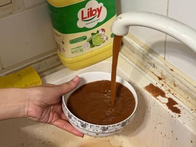 Алматыдағы тұрғын үйлердің бірінен құбырдан лай су ағып жатыр