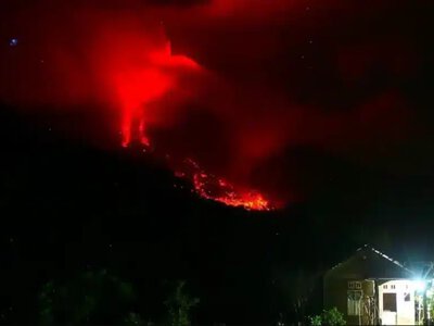 Жанартау атқылап, Индонезияның басты әуежайында рейстер тоқтатылды