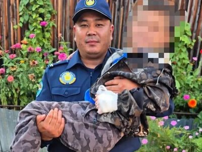 ШҚО-да полиция қызметкері өртеніп жатқан үйден баланы алып шықты