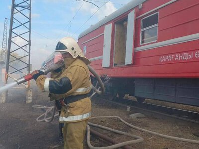 Қарағандыда теміржол маңындағы қамысты өрт сөндіру пойызы 6 сағат бойы сөндірді