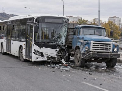 Көкшетауда автобус пен жүк көлігі соқтығысып, үш адам жарақат алды