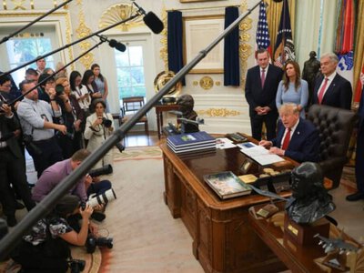 АҚШ соты Трампты журналистерді қайта Ақ үйге кіргізуге міндеттеді