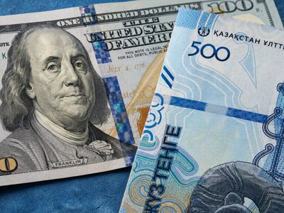 Құбылмалы апта: теңге аптаның ортасында күшейгенімен, жұмада әлсіреді