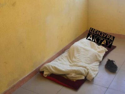 Ақтаудағы тұрғын үйдің бірінде подъезде ұйықтап жатқан баланың суреті тарады