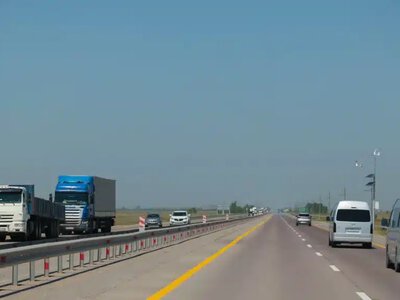 Елдегі ақылы жолдарда қытайлық нөмірлі көліктер екі есе көбейді