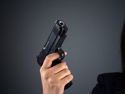 Алматыда тапаншамен жүрген әйел ұсталды