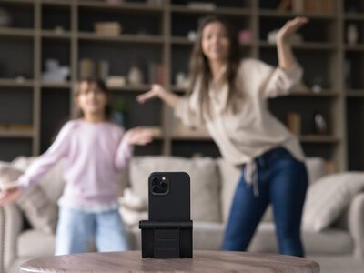 Алматыда TikTok эфирінде балағат сөз айтып, алкоголь ішкен екі блогер ұсталды