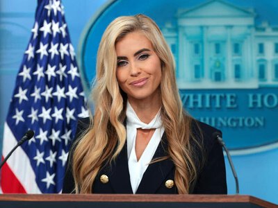 Трамп Ақ үйдің баспасөз хатшысын бес күннен кейін қызметінен босатты
