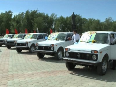90-нан асқандар көлік мінді