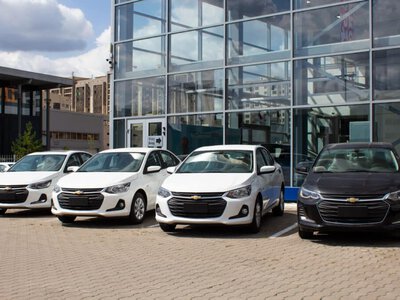 Өзбекстанда ескі көліктер арзандап жатыр: Қазақстанда ше