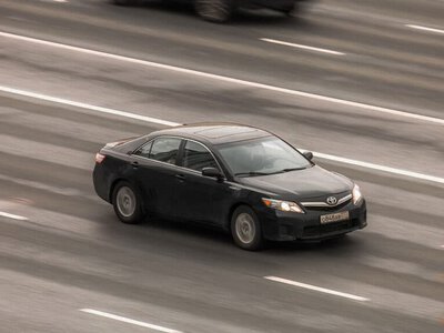 Атырауда жалған нөмір таққан Toyota Camry жүргізушісі куәлігінен айырылды
