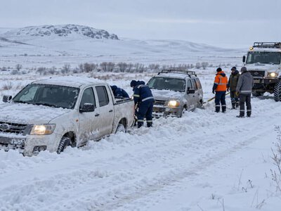ШҚО-да қар құрсауында қалған электр желісінің 7 маманы құтқарылды