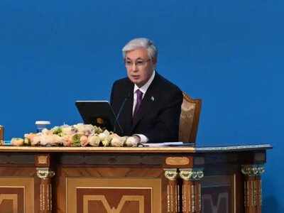 Тоқаев Жезқазған зауытындағы балқытушыға Еңбек ері атағын берді
