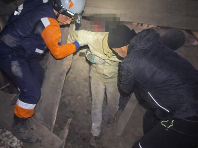 Семейде құлаған үй төбесінің астында қалған ер адамды құтқарылды