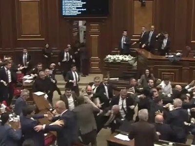 Армения парламентінде депутаттар жаппай төбелесті (видео)