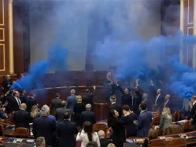 Албанияда парламент отырысы көк түтіннің астында қалды (видео)