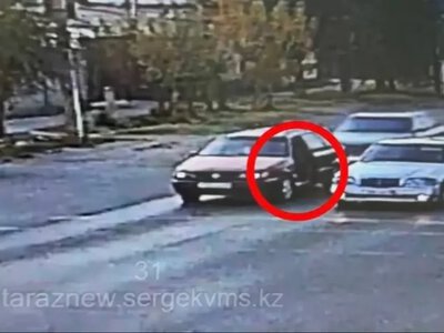 Таразда жүргізуші алдыңғы есігі жоқ көлікпен жүрген